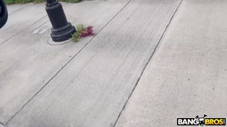 Penelope Woods se fait une bonne baise anale dans le Bang Bus