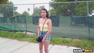 Penelope Woods se fait une bonne baise anale dans le Bang Bus