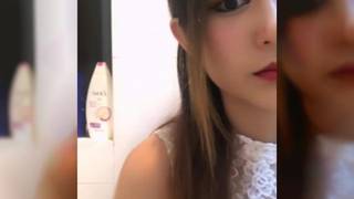 Petite asiatique se masturbe devant sa caméra en solo