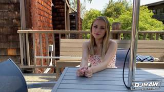 Anna Claire Clouds montre ses compétences de suceuse