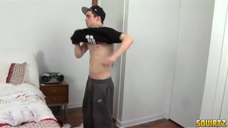 Petit gringalet en casquette s'astiquant la teub devant sa webcam