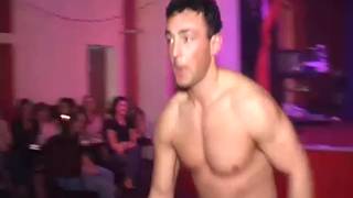 Dans une boîte de nuit, un homme nu et beaucoup de femmes