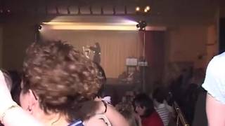 Des femmes en chaleur s'amusent avec des strip-teasers