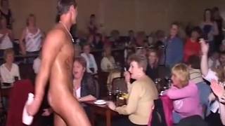 Des femmes en chaleur s'amusent avec des strip-teasers