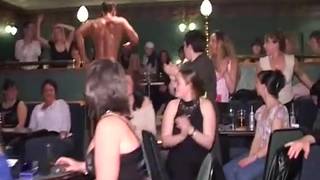 Ces femmes aiment s'amuser avec des strip-teasers