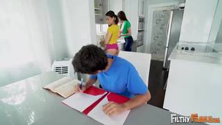 Baise intense avec la mère et la soeur