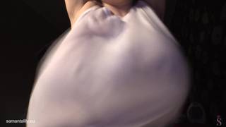 Samanta Lily mouille ses énormes seins