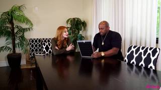 Une chatte poilue rousse pour une grosse bite black