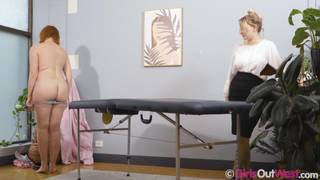 La masseuse lesbienne utilise sa langue et ses seins