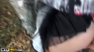 Jolie brune croise 2 mecs dans la rue et découvre la sodomie.