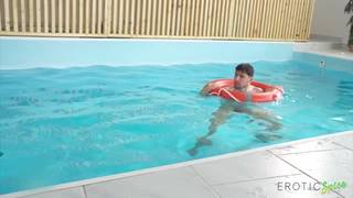 Jolie blonde en levrette magnifique