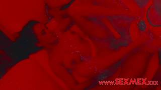 Une petite coquine tatoué pour une partie de sexe