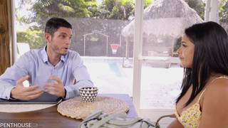 Belle latina fini avec la bouche pleine de sperme