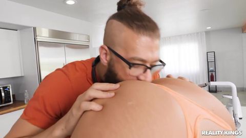 Petite visite dans l'anus d'une teen sexy !