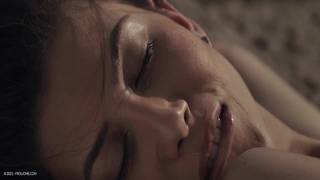 Anya Krey se donne du plaisir dans un coin de paradis