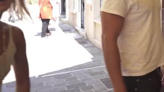 Jeune coquine asiatique pointe dans la rue