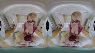 Vidéo VR avec deux chaudes qui se font plaisir avec cette queue