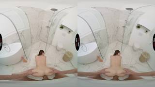 Il baise cette fille dans la salle de bain dans une vidéo VR