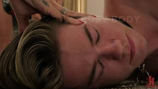 Une TS va soumettre un jeune minet