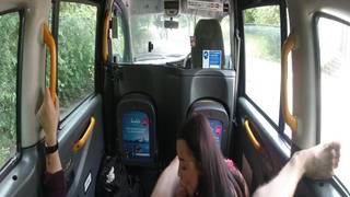Fake Taxi baise cette petite brune