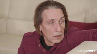 Emma Starletto soulève sa jupe pour se faire baiser