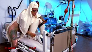 Elle est attachée sur son lit et torturée de plaisir avec un vibrateur