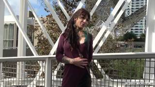 Emo française montre les seins dans la rue