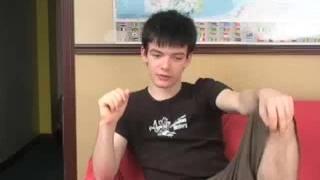 Ce jeune minet gay nous montre sa façon de branler sa teub