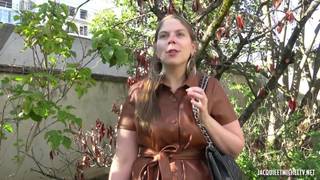 BBW française suce deux bites avant l'anal