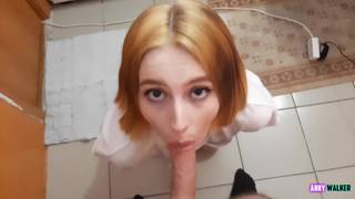 Elle a surpris son frère en train de se branler dans la salle de bain