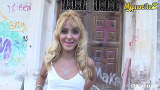 La blonde sexy Chiki Dulce baise à l'extérieur