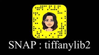 Jeune étudiante fauchée branle sa petite chatte rasée pour moi