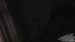 Teen blonde va se donner du plaisir en solo