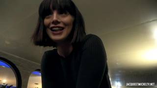 Jeune serveuse française baise après le boulot