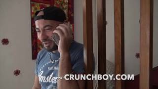 Un DILF fait un 69 avec une petite salope et l'encule