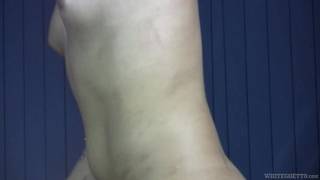 Renata Nascimento se fait bouffer l'anus avant l'anal