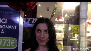 Vendeuse française sexy se déshabille dans la salle de massage