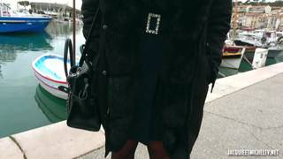 Française en lingerie montre ses belles fesses