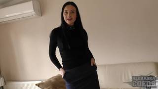 La jolie Gabby Bella s’exhibe et se touche