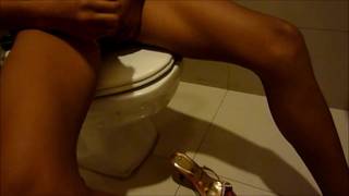 Dans la salle d'eau et tirant sur sa queue de Trans