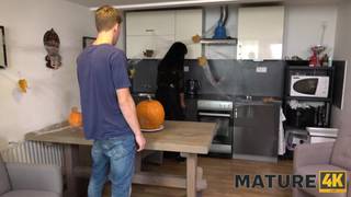 Une vieille surprend un jeune entrain de baiser une citrouille