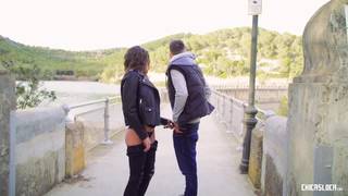 Alberto Blanco et Verona Sky baisent sur un pont