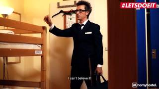 Vieux pervers baise la jeune fille à l'auberge