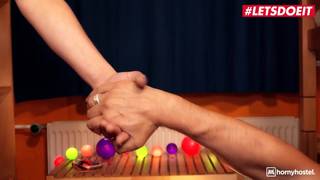 Vieux pervers baise la jeune fille à l'auberge