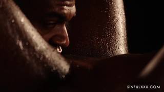 Massage d'une beauté d'ébène Zaawaadi