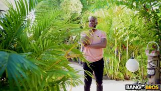 Le gode rose se transforme en grosse bite pour une blonde