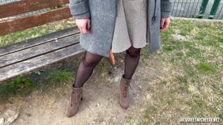 Française fait du upskirt et montre ses seins