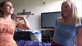 Nikki & Dani aiment réveiller la bite de leur demi-frère