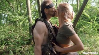 Baise en pleine nature durant la partie de Paintball