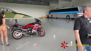 Bianca Grellert fait un shooting nue sur une moto